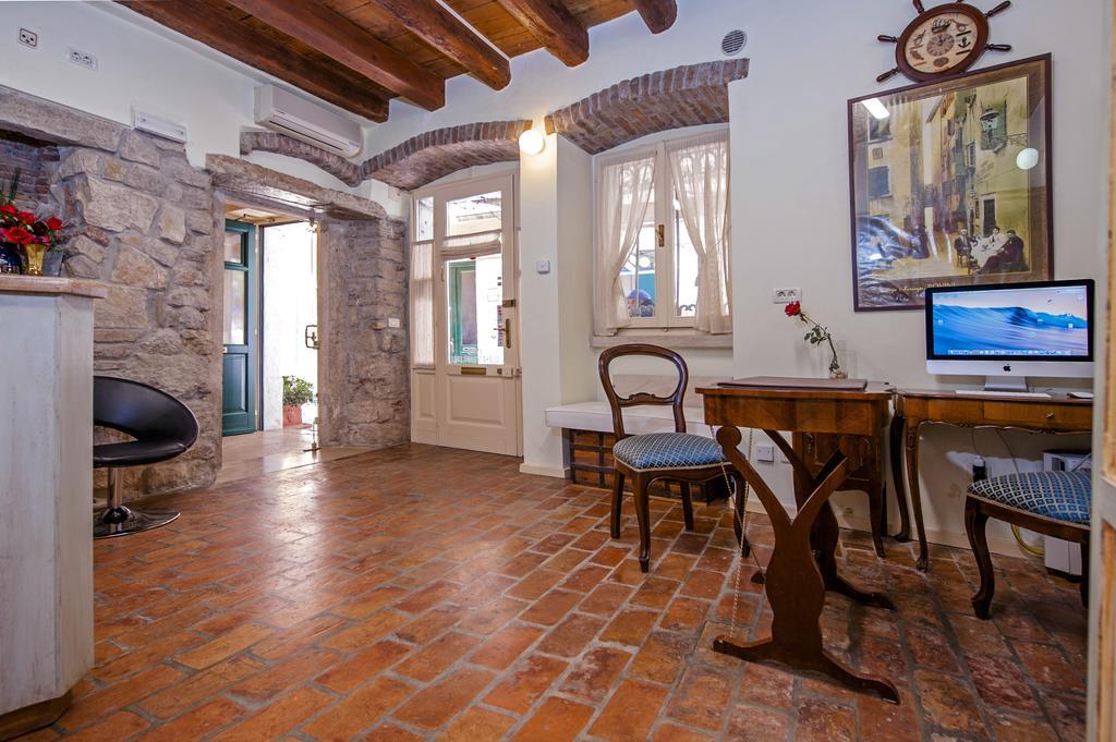 Residence Porta Antica Centro Storico Rovinj Exterior photo